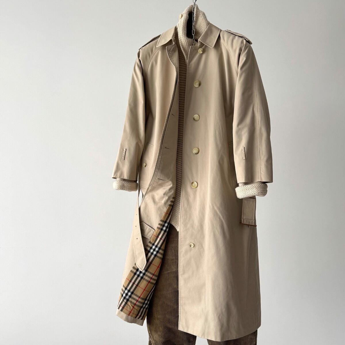 Vintage Burberry Trench In Women's Coats & Jackets for sale Vintage Burberry Trench In Women's Coats & Jackets for sale