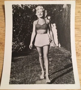 BETTY GRABLE - Foto brillante vintage en blanco y negro de 4" x 5" - Imagen 1 de 2