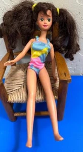 Mattel Barbie Courtney Muñeca 1987 Morena Ojos Verdes 10" Traje de Baño COMO ESTÁ Roto - Imagen 1 de 9