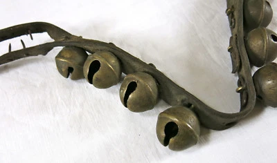 COLLIER ANCIEN, ancien collier cuir et 8 grelots, cheval, chien, CURIOSA . - Photo 1/4