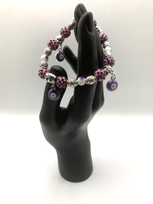 Pulsera elástica hecha a mano con dije de mal de ojo, diamantes de imitación brillantes y cuentas de peltre Foto 1 de 3
