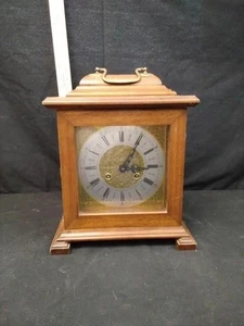 Reloj con soporte de madera con mango de latón y esfera numérica romana - Imagen 1 de 2