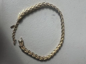 Collar gargantilla cadena hoja grabada tono dorado Monet vintage - Imagen 1 de 10