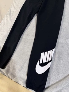 Nike Yogahose Damen XL schwarz mit großem weißen Logo am Bein Swoosh - Bild 1 von 8