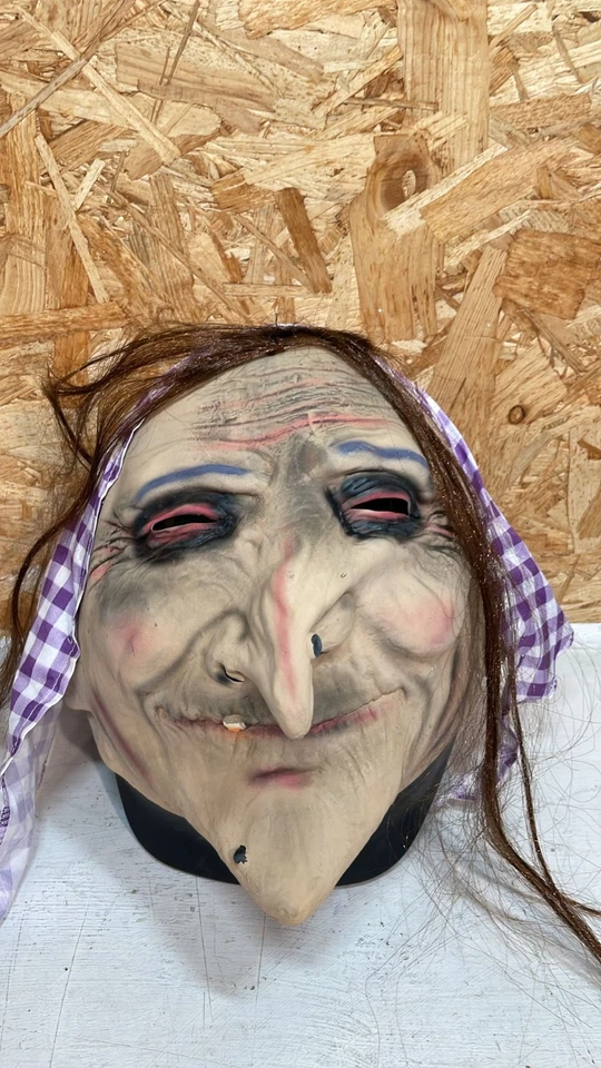 Máscara de bruja vieja Smiffys con cabello y pañuelo de látex, tono de piel blanco, talla única Foto 1 de 4