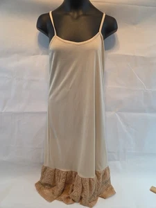 EIKOSI BEIGE SPAGHETTITRÄGER KLEID MIT ABGESTUFTER SCHWARZER SPITZE GERÜSCHTER UNTERTEIL GRÖSSE M - Bild 1 von 12