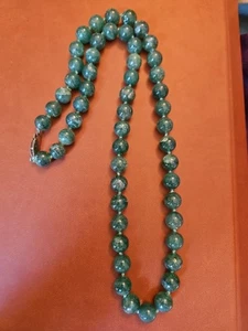 Collana vintage 23" perle di vetro verde filo annodato - Foto 1 di 10