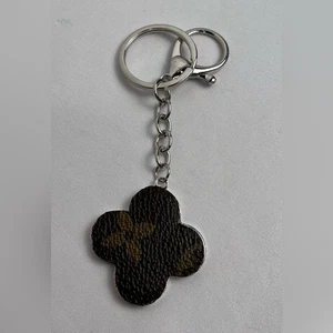 Louis Vuitton Schlüsselanhänger Monogram Canvas Silber Schwarz Strass Blume. - Bild 1 von 7