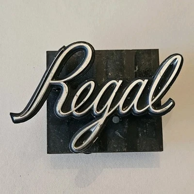 1976-1977 Buick Regal Front Grill Emblem + Backing Plate - USED - P/N - 1250923 — 第 1/4 张图片