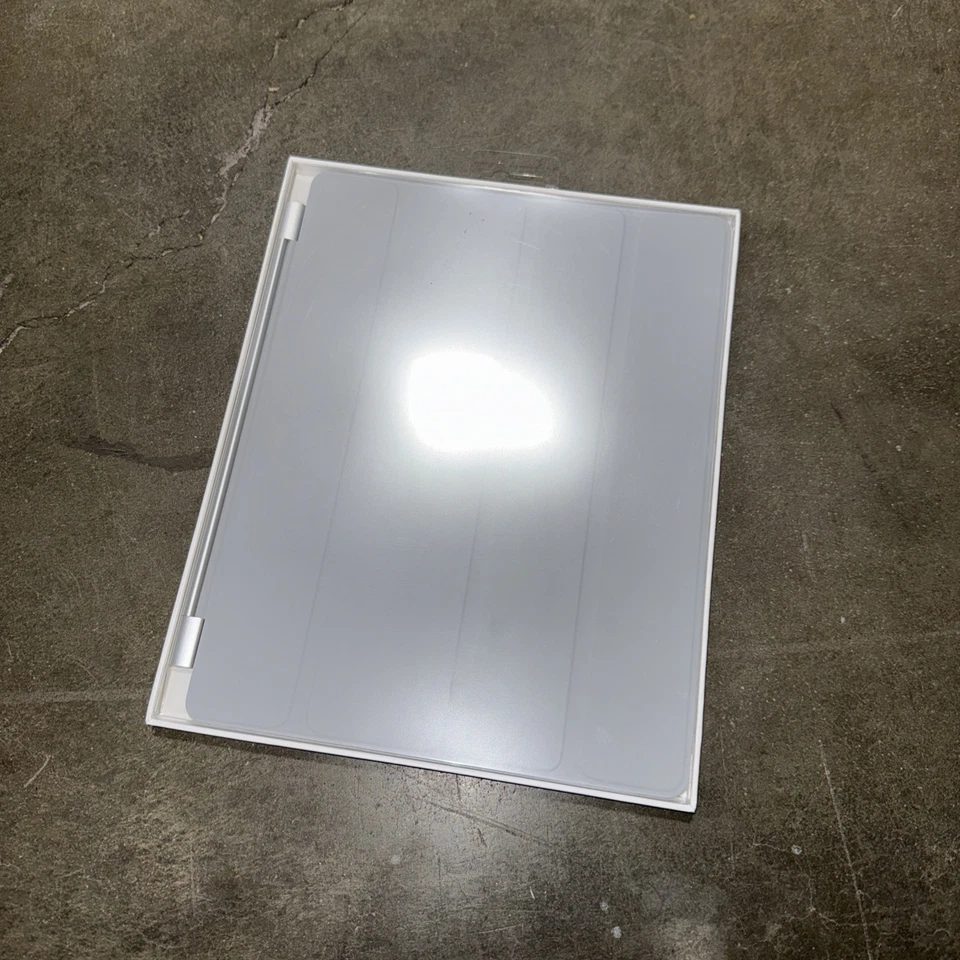 OEM Apple Smart Cover MC939LL/A for iPad 2, 3, 4 - 9.7" x 7.5" GRAY NEW - Image 1 of 2