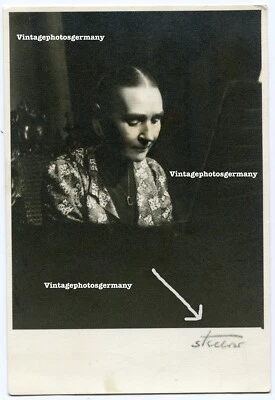 G1055 Portrait einer Frau Fotografiert von Liselotte Strelow Berlin 1943 - Bild 1 von 3