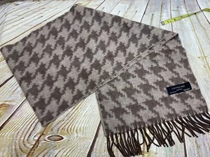 Bezaubernder Charlie 100 % Wolle Rechteck Schal Halstuch Braun Hunde Zahn Druck  - Bild 1 von 4