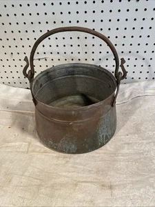 Alter antiker Kupferkessel Kupfertopf, Eisengriff Patina Bauerndeko - Bild 1 von 12