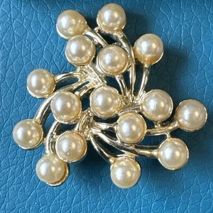Vintage EMMONS Faux Pearls Gold Tone Brooch 1.3/8 Inches - Picture 1 of 5