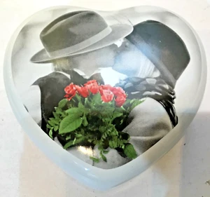 FIGI Graphics Heart Shaped Sweet Embrace Music Box 1996 As Time Goes By A Kiss I - Picture 1 of 5