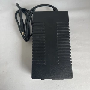 ADAPTADOR DE CORRIENTE AC POWER-WIN TECHNOLOGY #PW-150A2-1Y-240E 24V/6.3A 50/60Hz - Imagen 1 de 4