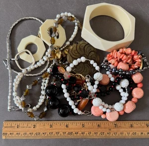 1 LB MIXED LOT DESTASH COSTUME JEWELRY LOT FOR USE REPAIR CRAFTS REPURPOSE (3) - Picture 1 of 6