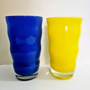 Par de vasos MCM de vidrio soplado a mano ondulado amarillo y azul vibrante Dansk Rio 16 OZ - Imagen 1 de 6