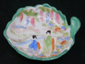 PIATTO PORTAGIOIE VINTAGE DIPINTO A MANO PORCELLANA GIAPPONESE A FORMA DI FOGLIA, DESIGN GEISHA - Foto 1 di 5