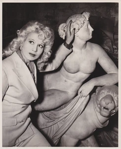 Foto de prensa de 1938 bailarina y actriz burlesca Faith Bacon posa con estatua desnuda - Imagen 1 de 2