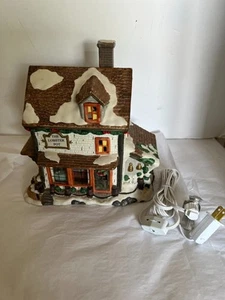 "Der Hummertopf" handbemalt beleuchtetes Weihnachtsdorfhaus - Bild 1 von 4