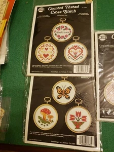 Cross Stitch Pattern Lot, At Least 25 Patterns vintage - Imagen 1 de 10