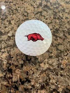 LOGO GOLFBALL - ORIGINAL NCAA 2014 - PRES NCAA ARKANSAS UNIVERSITY - 2023 PROV BALL !!️ - Bild 1 von 1
