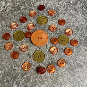 Vintage Estate 4 Bakelite & Plastic Orange Sewing Crafting Button Lot 123-61 - Picture 1 of 5
