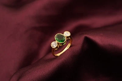 Anillo de piedras preciosas esmeralda verde creado en laboratorio corte redondo de 1,25 quilates chapado en oro amarillo de 14 quilates Foto 1 de 4