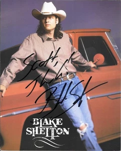BLAKE SHELTON Country Music Autographed / Signed Photo - Picture 1 of 2