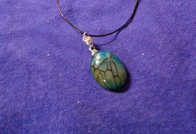 Hecho a mano artesanal, colgante de veta de dragón azul de 1” en delicado cordón de cuero de 20”. Silve Foto 1 de 4
