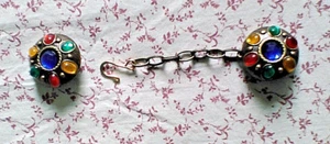 Ausgefallener Kettenverschluss Umhang Umhang, mehrfarbige Schmuckknöpfe, Bronzekette - Bild 1 von 3