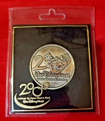 Disney WDW Medallion Celebrate Future Hand In Hand 2000 Mickey Nuevo en caja Foto 1 de 4