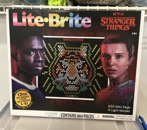 Lite-Brite Stranger Things Edizione Speciale Cali Dreaming 664 Pezzi Nuovo GT2 - Foto 1 di 4
