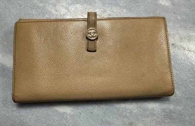 Cartera larga de cuero beige doble pliegue vintage Chanel con cierre de botón Coco Foto 1 de 4
