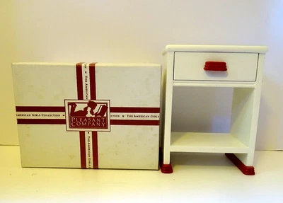 Mesa de cabeceira American Girl Molly's com caixa - Imagem 1 de 4