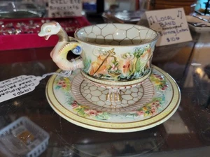 Taza y platillo con patas escenas bacanales pintadas a mano relieve capodimonte década de 1950 - Imagen 1 de 6