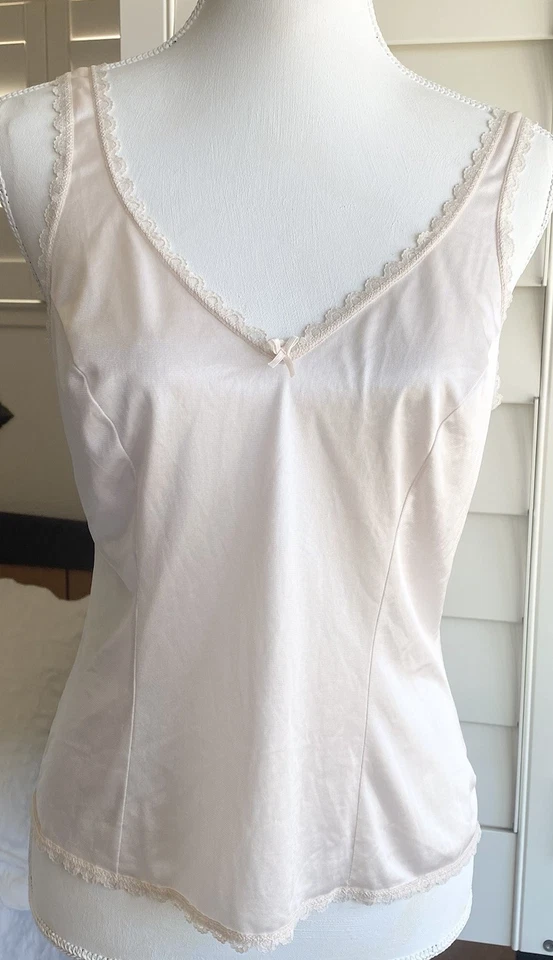 Camiseta sin mangas de colección para mujer 36 Camisola JC Penny beige encaje ribete lazo hecha en EE. UU. Foto 1 de 4