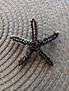 Brosche/Anstecknadel in Seesternform mit schwarzem Kristall auf goldfarben - Bild 1 von 7