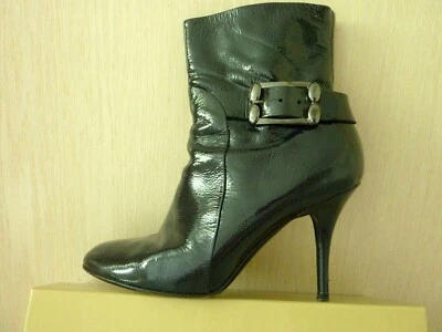 $820 Botines SERGIO ROSSI Negro Charol Punta Redondeada con Hebilla Talla 41 Foto 1 de 4