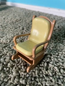 FISHER PRICE Loving Family casa delle bambole SEDIA A DONDOLO ALIANTE asilo nido giallo - Foto 1 di 3