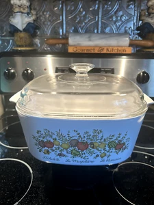 vintage corning Ware with lid no flaws. - Picture 1 of 4