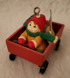 Weihnachtskind im Wagen Geschenke Ornament - Bild 1 von 8