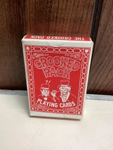 Crooked Pack Spielkarten Deck Neuheit Wavy Trick Gag 54 Karten Red Box mit Jokern - Bild 1 von 6