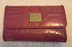 Cartera sin asas Liz Claiborne triple pliegue arándano rojo rosa púrpura vinilo tarjeta de crédito - Imagen 1 de 8