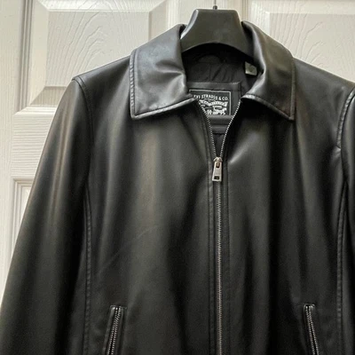 Chaqueta Levi’s Imitación Cuero Talla Mediana Clásica Negra Camionero Cremallera Pestaña Roja Foto 1 de 4