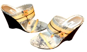 Prada schwarz 4" Keilabsatz Pantoletten 6,5 Lackleder gelb Blumen Seide 3D Blumen gebraucht, in einwandfreiem Zustand - Bild 1 von 11