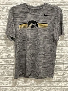 Camiseta Nike Iowa Hawkeye. Dri-fit Talla Pequeña. Gris, manga corta - Imagen 1 de 4