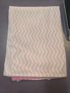 HB Baby Decke rosa & weiß Chevron Streifen - Bild 1 von 5