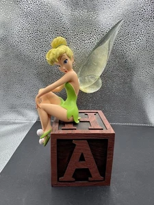 Disney Parks Peter Pan Campanellino su blocco alfabeto illumina ali statuina rara - Foto 1 di 9